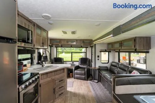 Beautiful 32' RV located in south Chicago suburb - Image 1