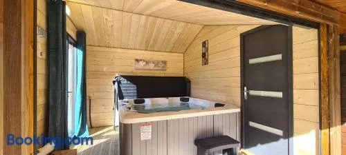 Chalet chaleureux à Orlu avec Jacuzzi et vue sur la montagne - Image 1