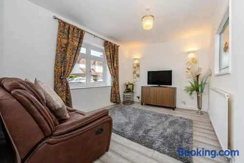 Spacious 3-Bed House, Sleeps 6, Parking, Contractor Friendly - Image 1