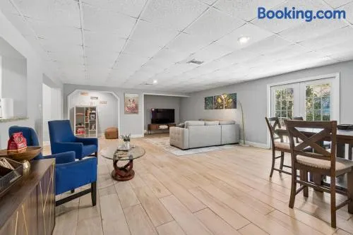 Queen Dreams and Coffee Beans - 4 Beds Sleeps 10 - Image 1
