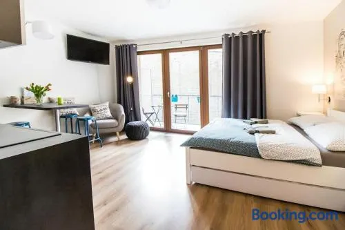 Stylish Studio with Balcony, 12 Min to City Centre, Free Netflix & WiFi - Image 1