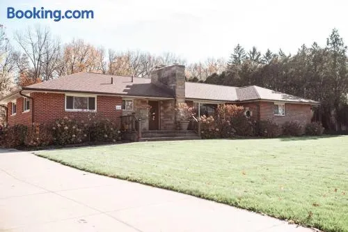 Spacious Five-Bedroom Bliss - Image 1