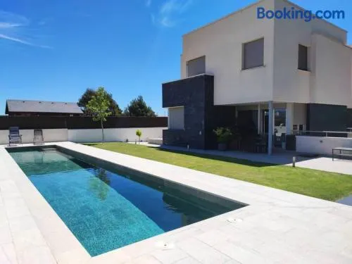 Villa Oasis en Madrid con 3Hab, 4baños y elegante piscina - Image 1