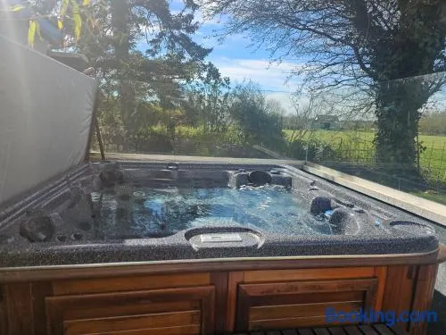 Contemporary Dublin Suite with hot tub-10 min drive to Dublin Airport - Image 1