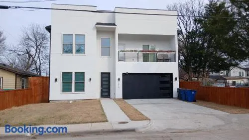 Modern 6BR Masterpiece with 2 primary suites - Image 1
