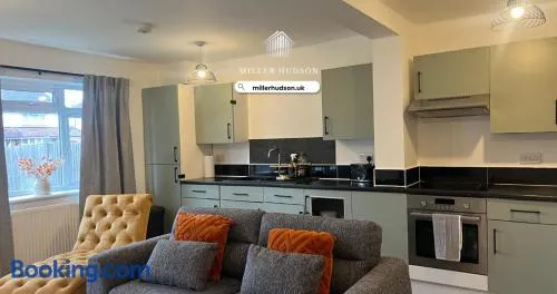 Gatwick 2 Bed Apartments Free Parking - Image 1