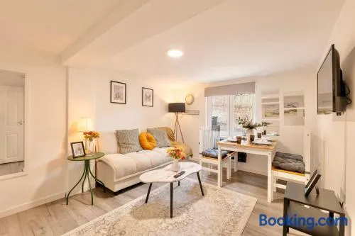 Large One Bedroom Apartments Southsea Sleeps 3 - Free Parking - Image 1
