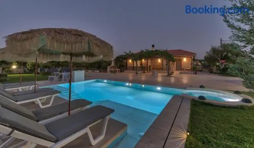 Vanesa Villa Retreat, 3BR with Lush Outdoor Oasis by Villa Mana Gers - Image 1