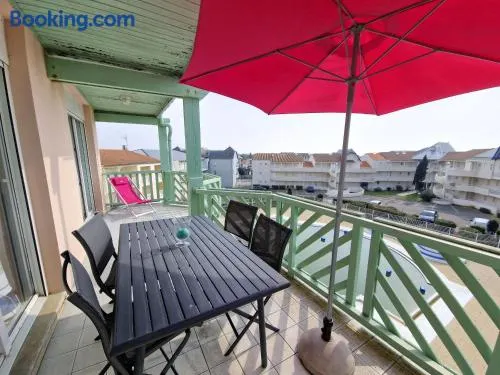 Appartement avec Piscine, Tennis & Balcon, Centre-ville Chatelaillon-Plage, 6 Pers, 2 Ch - FR-1-706-17 - Image 1