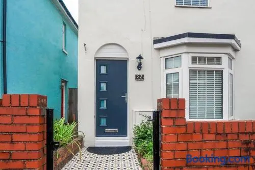 6 Beds Southampton and 2 Sofabeds, House Sleeps 8, Free Parking, Contractors Welcome - Image 1