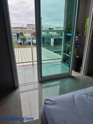 suite ampla em sobrado com ar e garagem - Image 1
