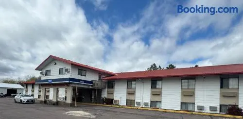 Mitchell Inn and Suites - Image 1