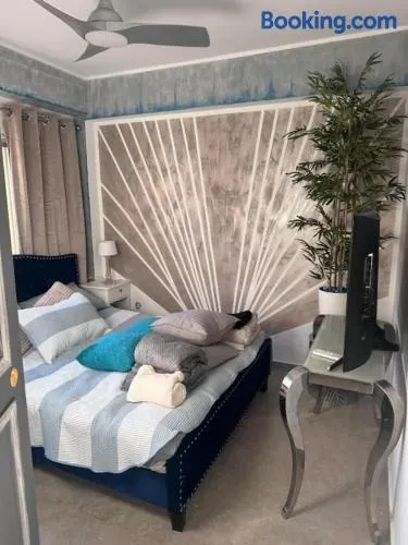 Sea views-Balcony-Sleeps 6-Parking-AirCon Heating - Image 1