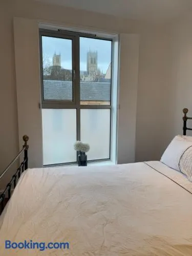 Central, modern and peaceful, lovely Cathedral views, two-bed apartment with 40" smart TV & free onsite parking - Image 1