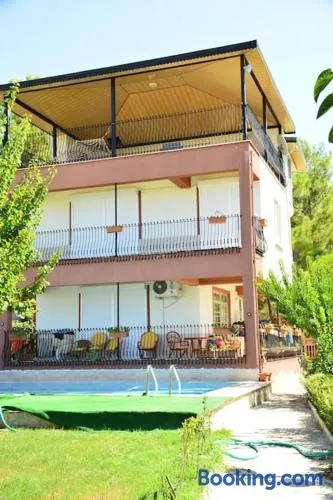 ormanın içinde geniş havuzlu triplex villa - Image 1