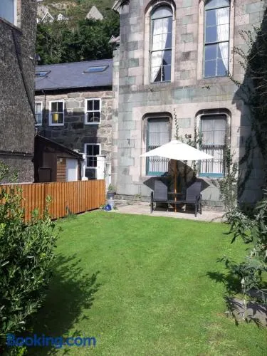 Ground Floor Barmouth Centre Apartment With Garden - Image 1
