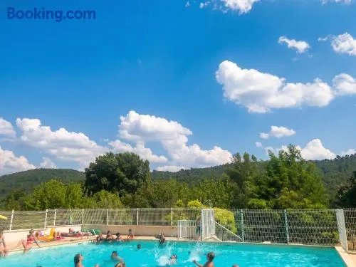 Maison charmante à Saint-Martin-de-Brômes avec piscine partagée - Image 1