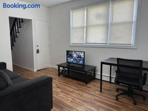 Private house with 4 bedrooms 2 bathrooms, NYC direct bus 1 block away, MetLife Stadium FIFA World Cup 30 minutes away - Image 1
