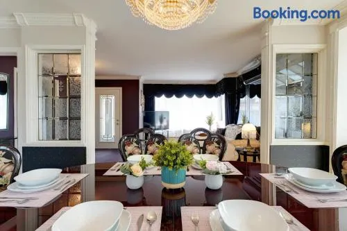 4 Beds Entire House Wifi Parking - Image 1