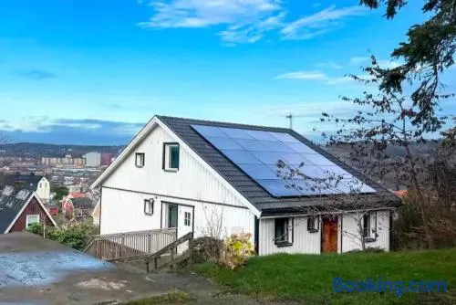 Large House for Workers/Family with Free Parking - Image 1