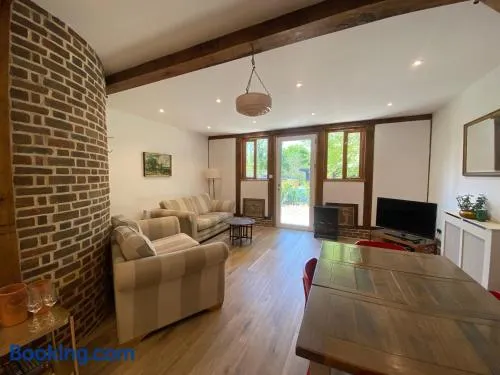 Charming 2-Bedroom Cottage in Cambridgeshire - Image 1