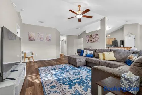Comfortable 3BR for Families Near Blackwater - Image 1