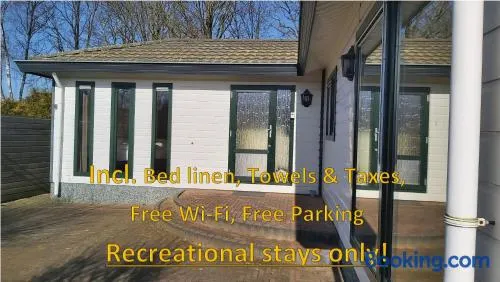 Ruim familie chalet tot 4 personen op de Veluwe Bungalowpark De Kern - Image 1