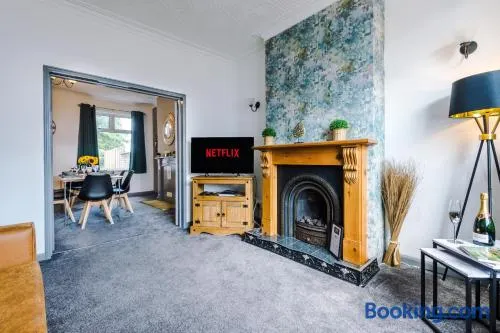 Spacious 4-Bed House in Crewe by 53 Degrees Property, Long-term discounts, Ideal for Contractors - FREE Parking - Sleeps 8 - Image 1