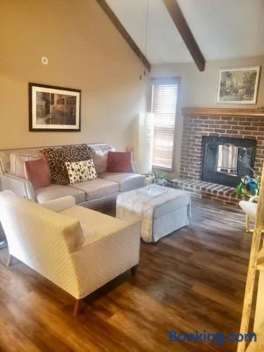 2bd condo w pool view deck 15mn from Kansas City - Image 1