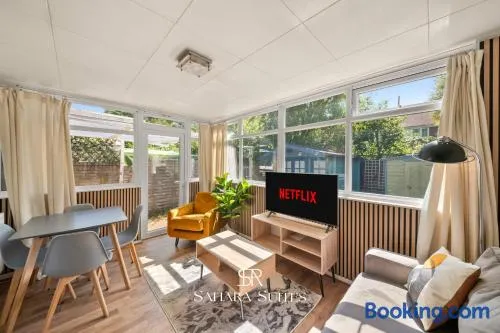 Spacious 4BR Reading House - Sleeps 8 - Free Parking - Image 1