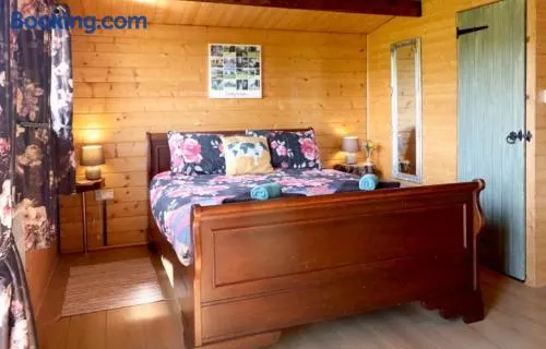 Country Bumpkin - Romantic Couples stay in Oakhill Cabin - Image 1