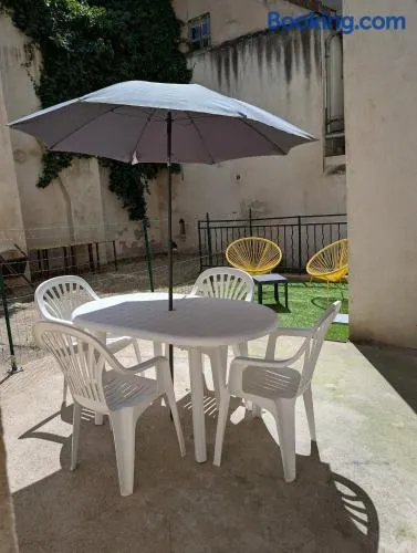 Maison de ville, local à vélo, cour, bord de Saône - Image 1