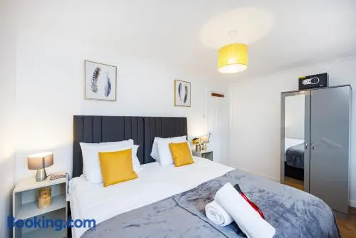 Cosy 2 Bed House w Parking nr Excel Docklands - Image 1