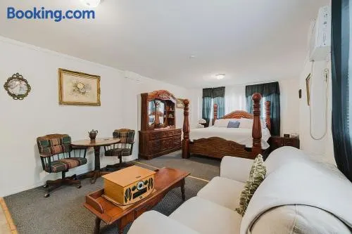 Little red house - Image 1