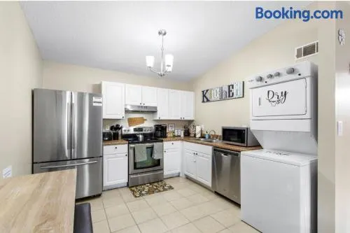 22 min to Beach-2 bd room-Self check in -sleep 6-BBQ-WD - Image 1