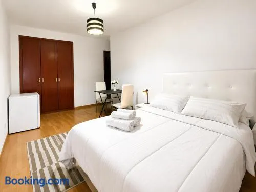 Habitación con baño privado en piso compartido - Image 1