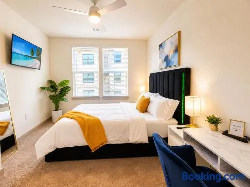 Elegant 2 Bedrooms 3 Beds with Resort Aminities - Image 1