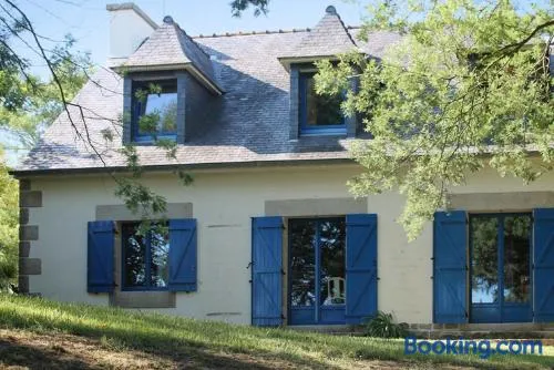Maison de caractère à Plougrescant avec jardin et parking. - Image 1