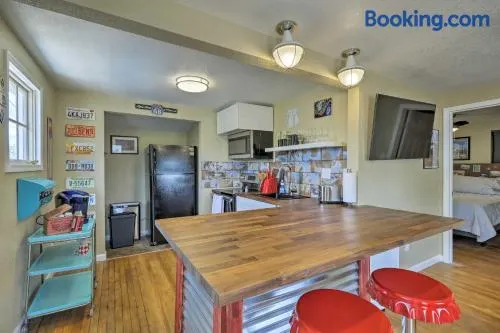 Winslow Apartment w/Jacuzzi- Deck & Grill Access! - Image 1