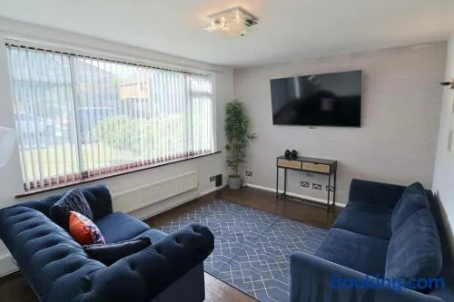 3 Bed Home with Driveway in Ascot - Image 1