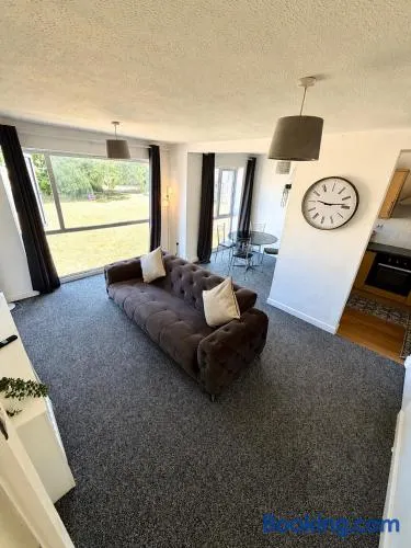 Modern 2-Bed Maisonette- Ideal for Gatwick Aiport - Image 1