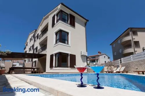 Agradable casa con barbacoa, piscina privada y jardín | Vistas a la naturaleza | Admite mascotas - Image 1