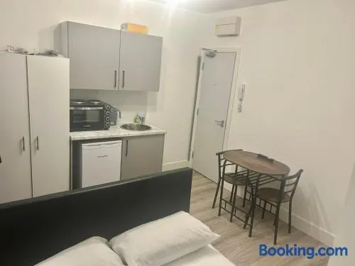 Cosy studio flat in Teddington - Image 1