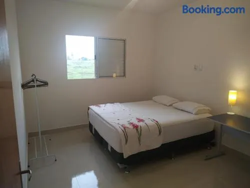Casa residencial arejada em bairro tranquilo - Image 1