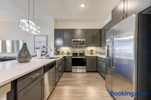 Lux Modern Art Apartment Near Eateries and Theater by RGS - Image 1