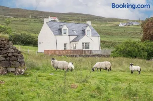 Charming Isle of Skye Holiday Cottage, Glendale - Image 1