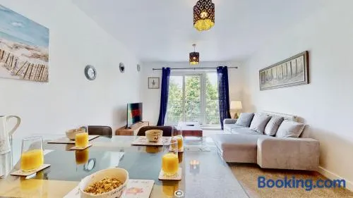 Riverside Apartment with Parking 1 Mile from Town Centre - Image 1