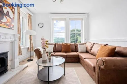 Graceful 3BR Haven in the Peak District - Image 1