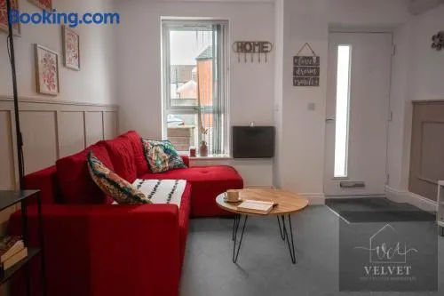 Cheerful 1-bedroom home with free parking, WiFi - Image 1