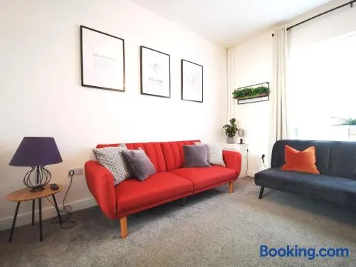 The Mellor - Holiday Home With Free Parking - 5 Minutes Drive to Coop Live Arena, Etihad Stadium & Manchester City Centre - Image 1